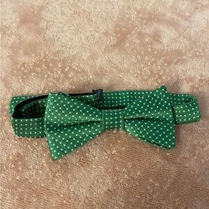 Arrow Green Bow Tie with White Dots